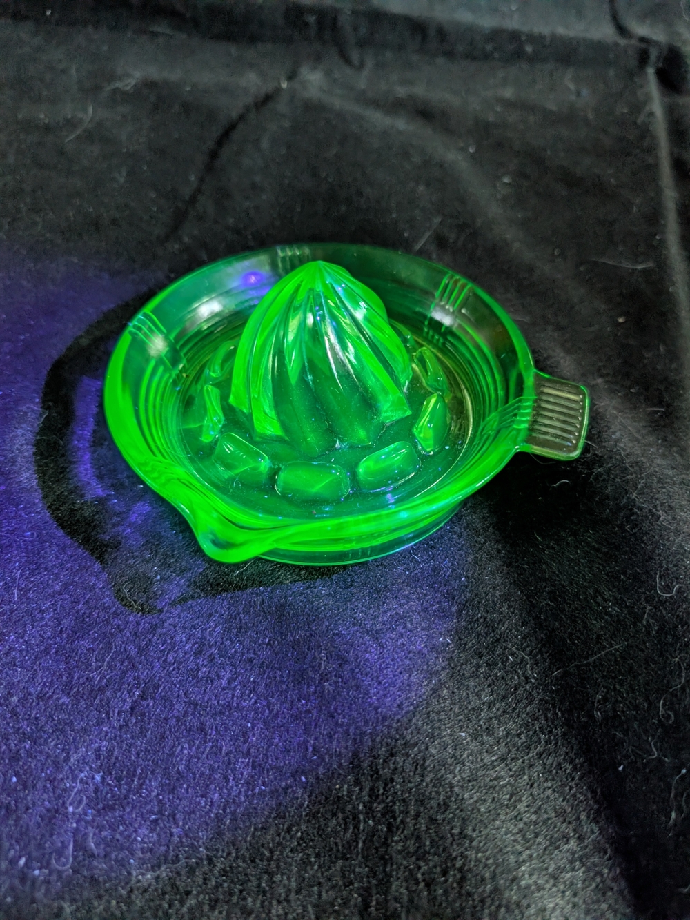2/60$ Vintage Green uranium Glass Citrus Juicer - Vintage